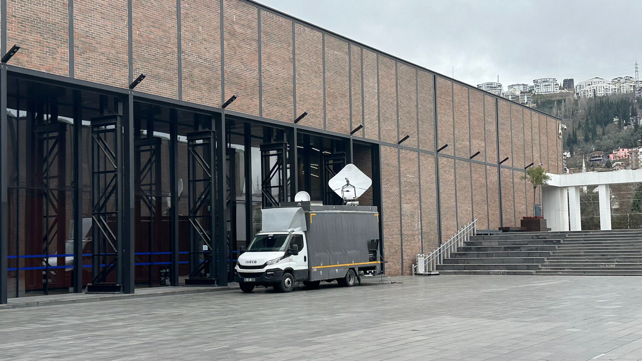 Sektörel Uzmanlık: Maçın Heyecanını, Kongrenin Ciddiyetini Ekrana Taşımanın Yolları